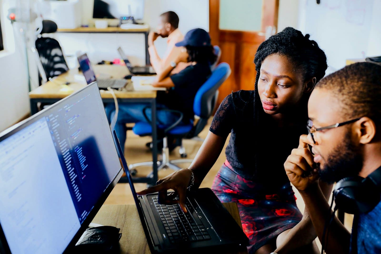 A Pyxel technician fixing a machine alongside a client
